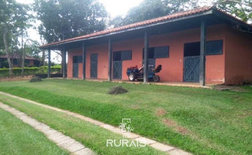 Fazenda à venda na região de Itapetininga.