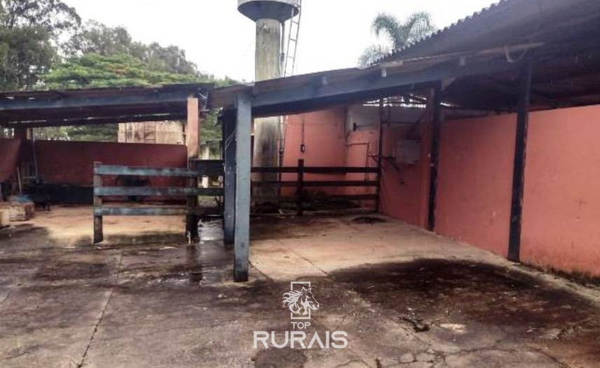 Fazenda à venda na região de Itapetininga.