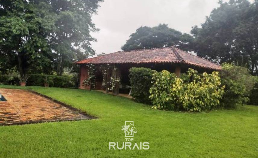 Fazenda à venda na região de Itapetininga.